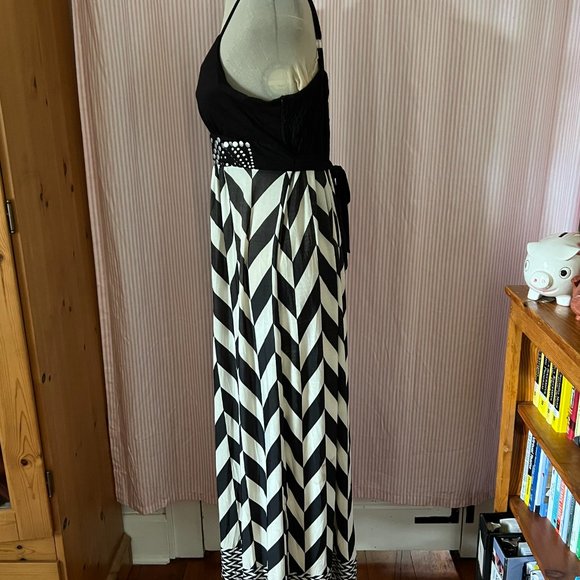 Women's Dress - Picture 3 of 8